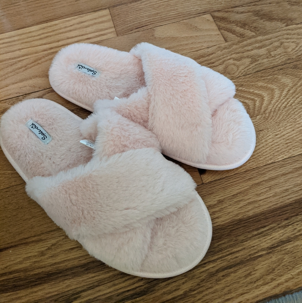 Splendid Fuzzy pink slippers